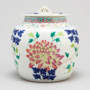 A famille rose jar with cover, Qing dynasty, 19th century.