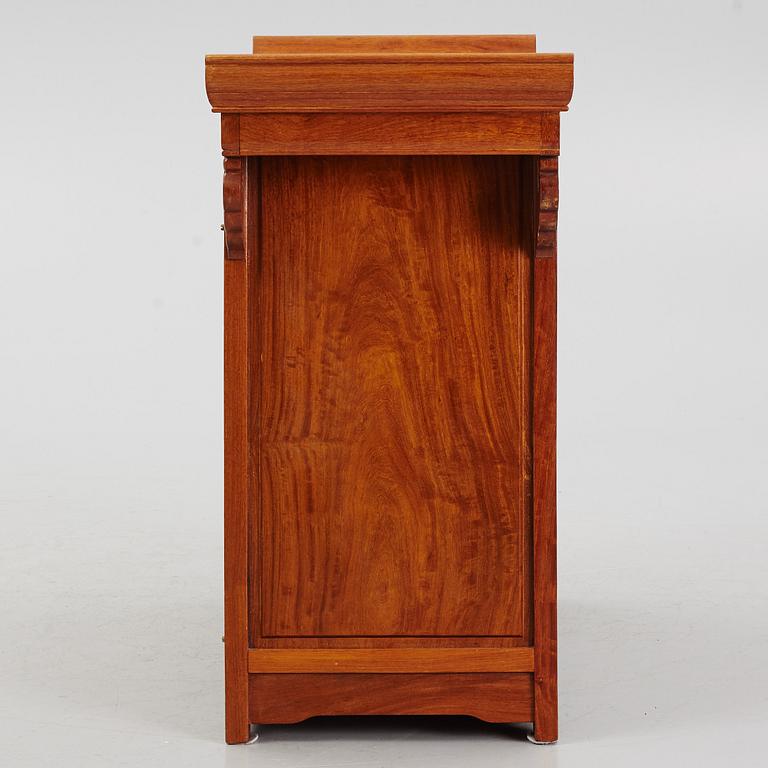 Sideboard, Kina, 1900-talets andra hälft.