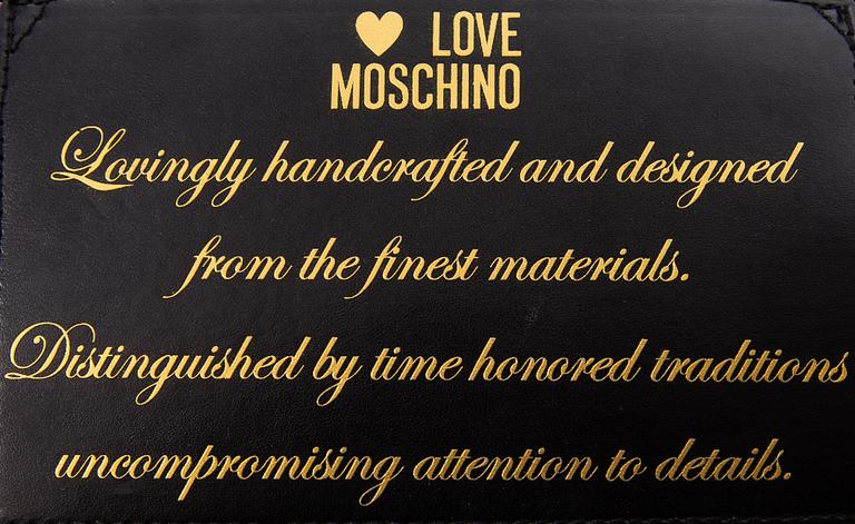 OLKALAUKKU, LOVE MOSCHINO.