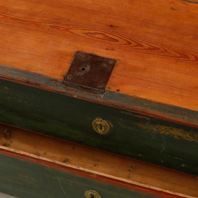 A cabinet from around year 1800.