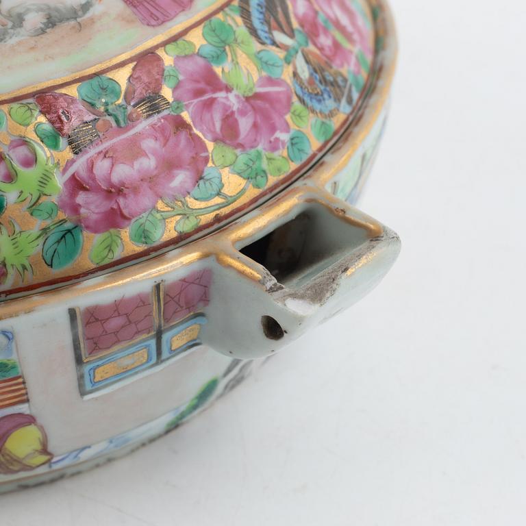 A rose medallion porcelain heating dish with cover, Kanton, China, Qing dynasty, 19th century.