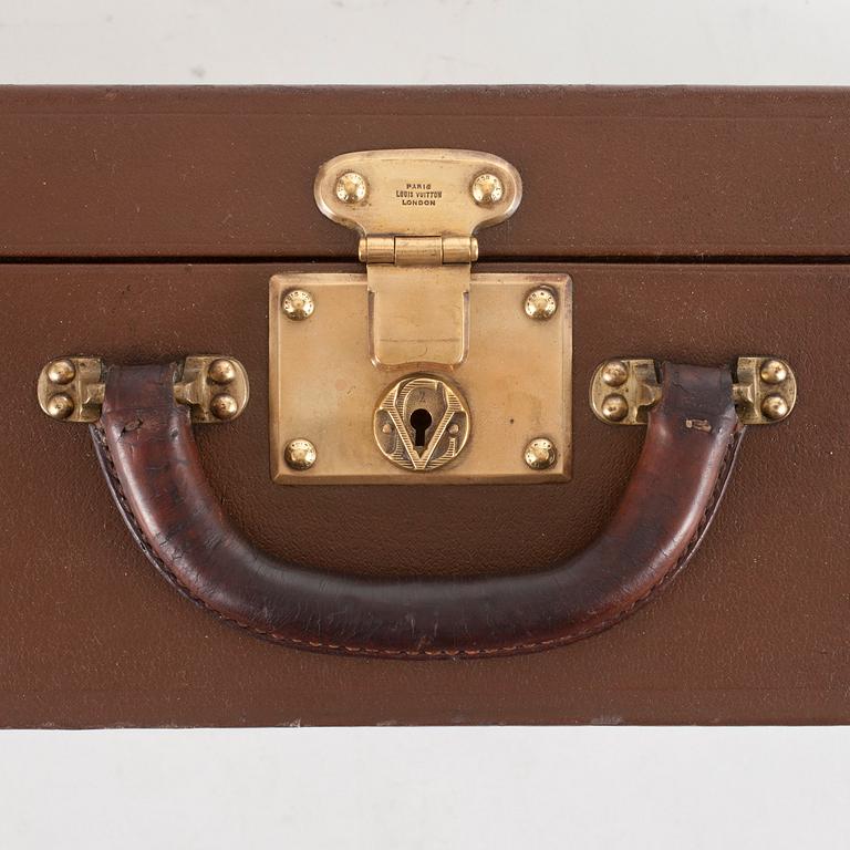 LOUIS VUITTON, a brown faux leather suitcase from around 1910.