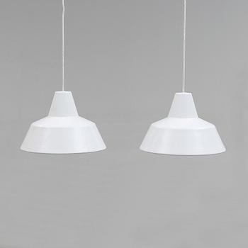 TAKLAMPA, 1 par, Arne Jacobsen, Louis Poulsen, 1900-talets andra hälft. Höjd ca 27 cm.