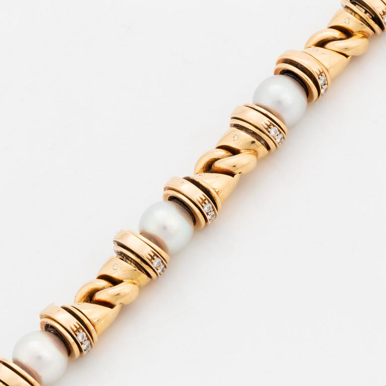 An 18K gold and cultured pearl Bulgari bracelet set with round brilliant-cut diamonds.