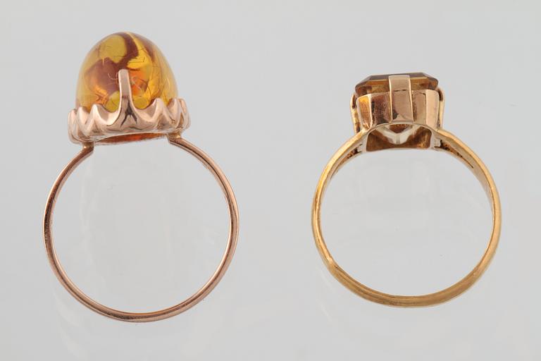 RINGAR, 2 st, 14 respektive 23K guld med fasettslipad citrin respektive cabochonslipad syntetisk sten. Vikt 8,1 gram.