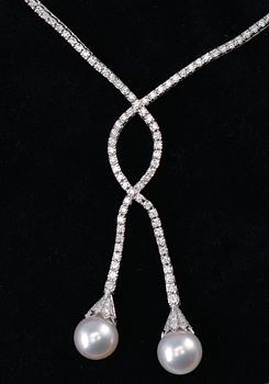 A SET OF JEWELLERY, brilliant cut diamonds c. 10.25 ct. South sea pearls 13 - 14 mm. Weight 70 g.