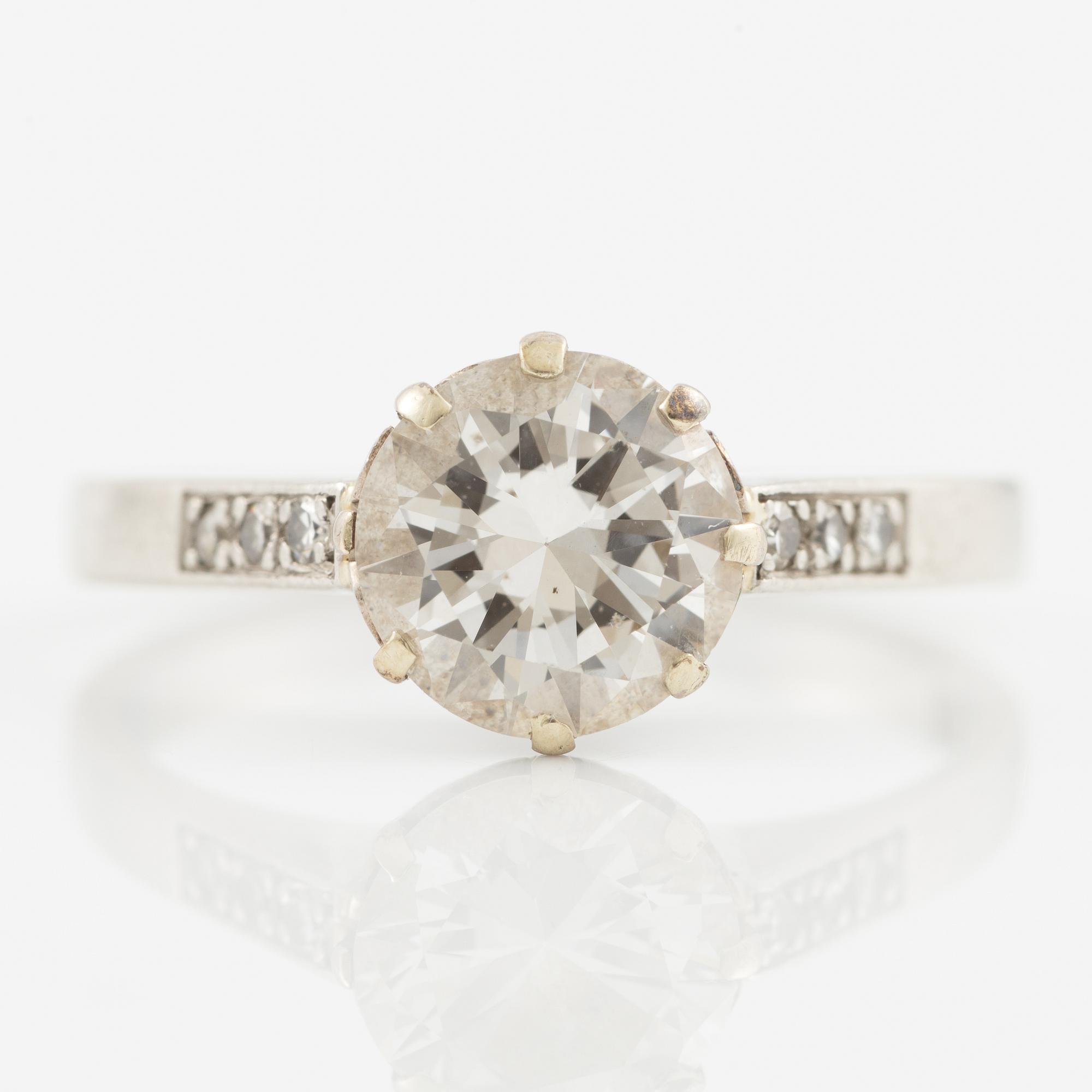 Ring in platinum with brilliant-cut diamond.