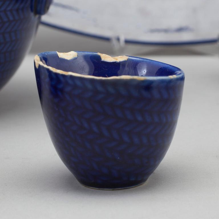 HERTHA BENGTSSON, servis, 21 delar, porslin, "Blå eld". Rörstrand.