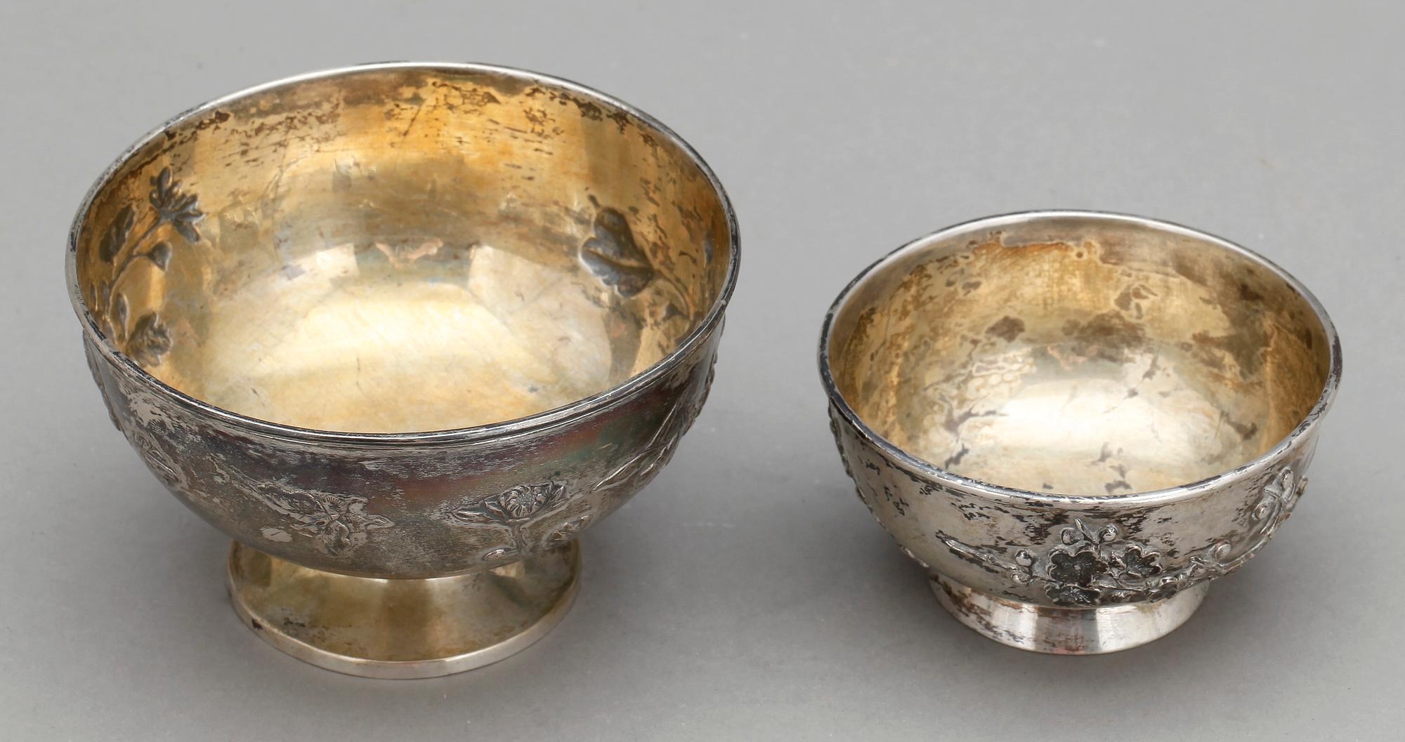 SKÅLAR PÅ FOT, 2, silver, Kina, 1900-talets början. Total vikt ca 191 g.