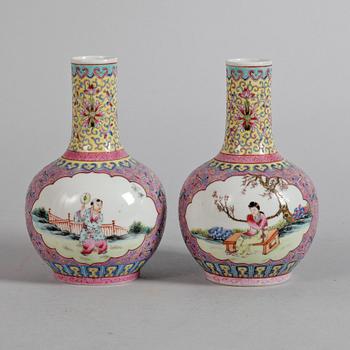 VASER, ett par, porslin, Kina, 1900-tal.