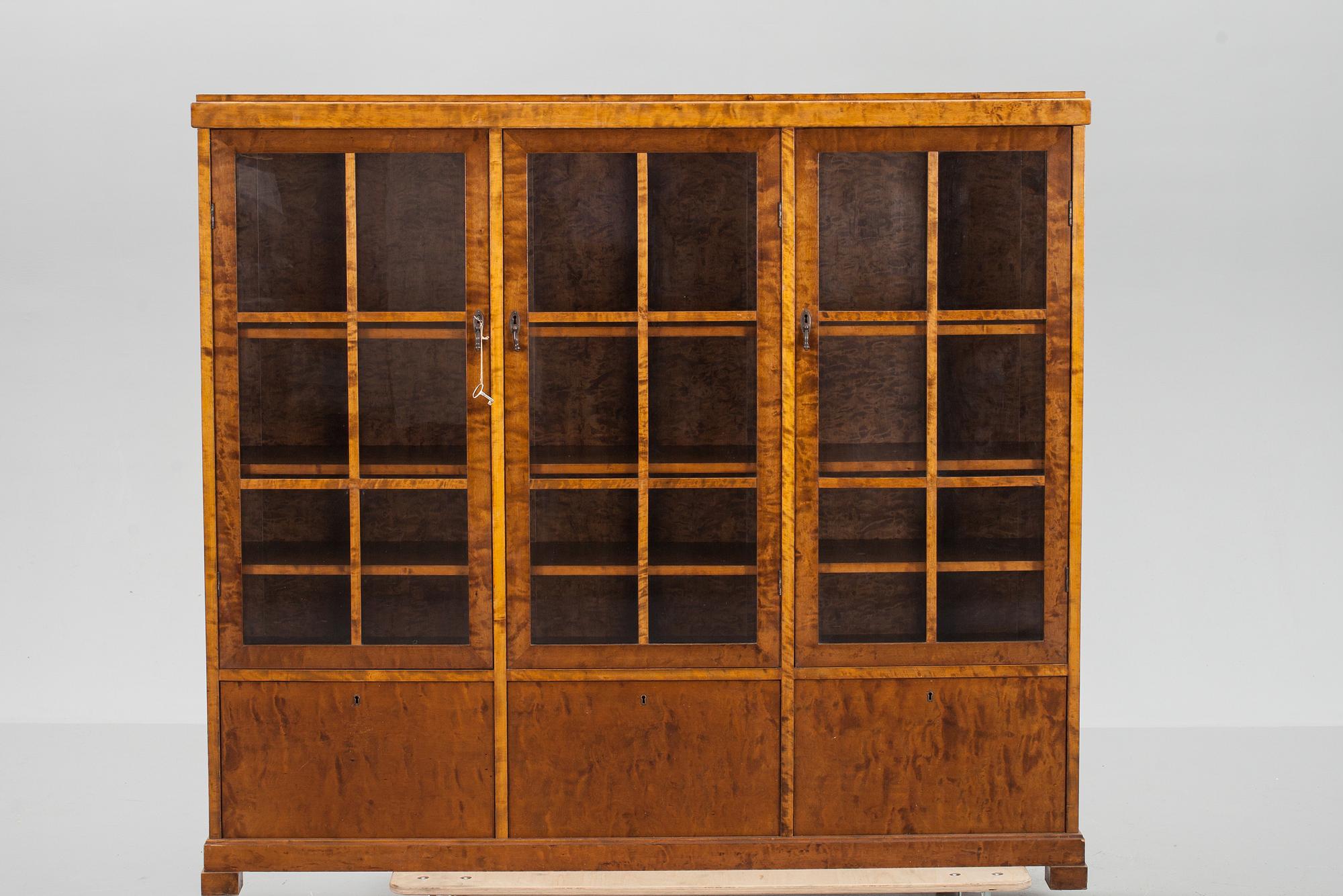 BOKSKÅP, 1900-talets första hälft.