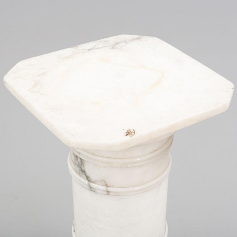 A marble pedestal, early 20th Century.