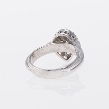 RING, 14K vitguld, diamanter tot. ca 0,55 ct, Paino 6,2 g.