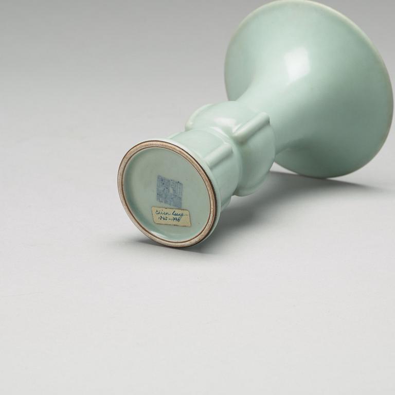 VAS, porslin. Kina, 1900-tal, troligen Republik med Qianlongsmärke.