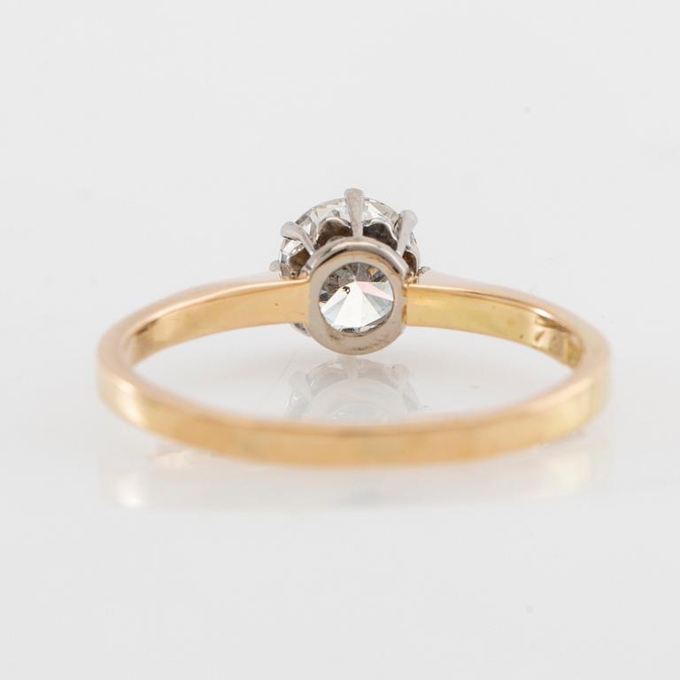 Solitaire ring in 18K rose and white gold with a round brilliant-cut diamond, Per-G Forslund Malmö 1986.