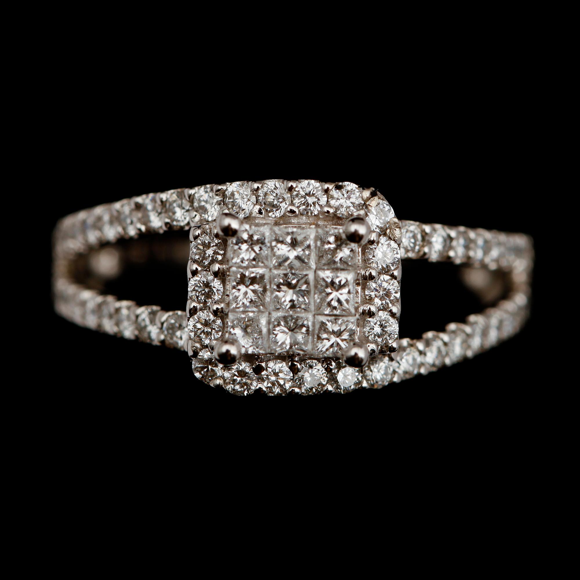 RING, 14 k vitguld, princess och briljantslipade diamanter , tot ca 1.0 ct.