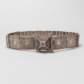 BÄLTE, silver, enligt uppgift Saudiarbien. Totalvikt ca 950g.