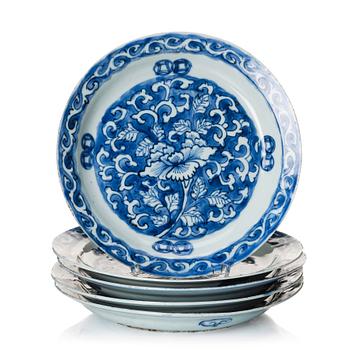 1108. A set of five blue and white plates, Ming dynasty, Wanli (1572-1620).