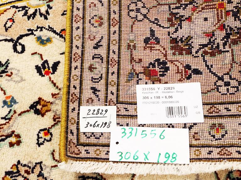 A Kashan carpet, a. 306 x 198 cm.
