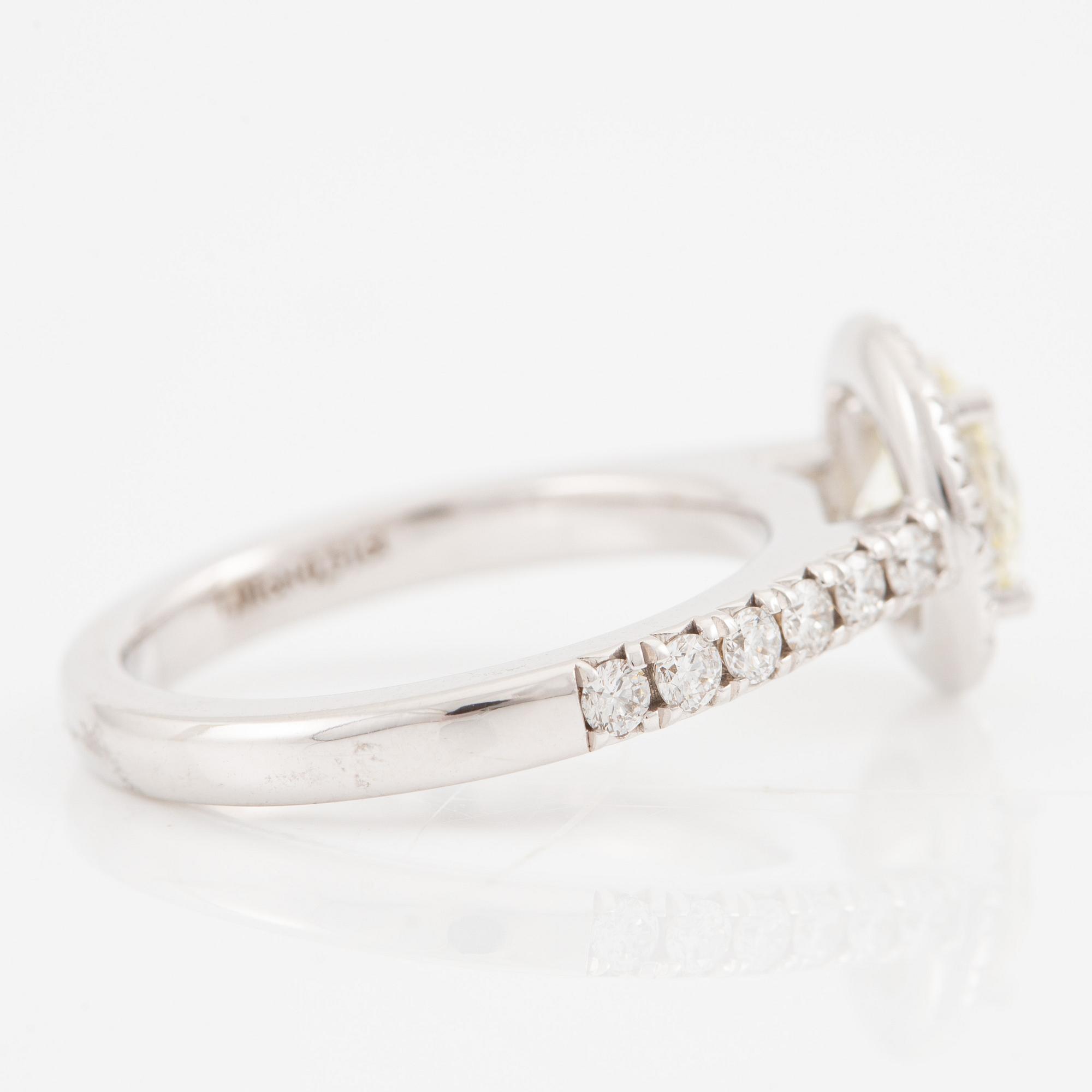 Ring, 18K vitguld med briljantslipad diamant, medföljande GIA report.