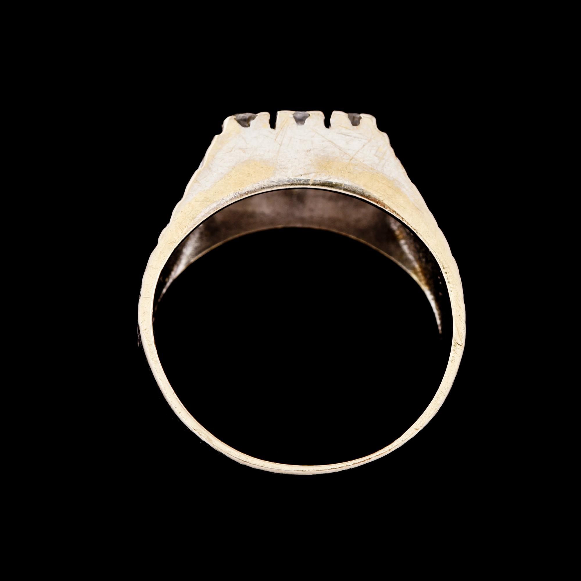 RING, 14K guld med 9 briljantslipade vita stenar. Vikt 3,2 g.