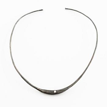 PA Lundahl-Terrs, a necklace and a bracelet, iron and round brilliant-cut diamonds.