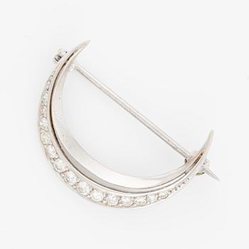 Brooch in the shape of a crescent moon, 18K white gold with round brilliant- and single-cut diamonds.