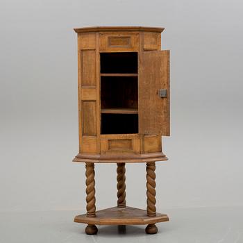 HÖRNSKÅP, sent 1700-tal.