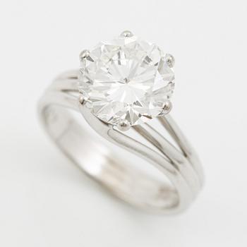 A ring in 18K white gold set with a round brilliant-cut diamond.