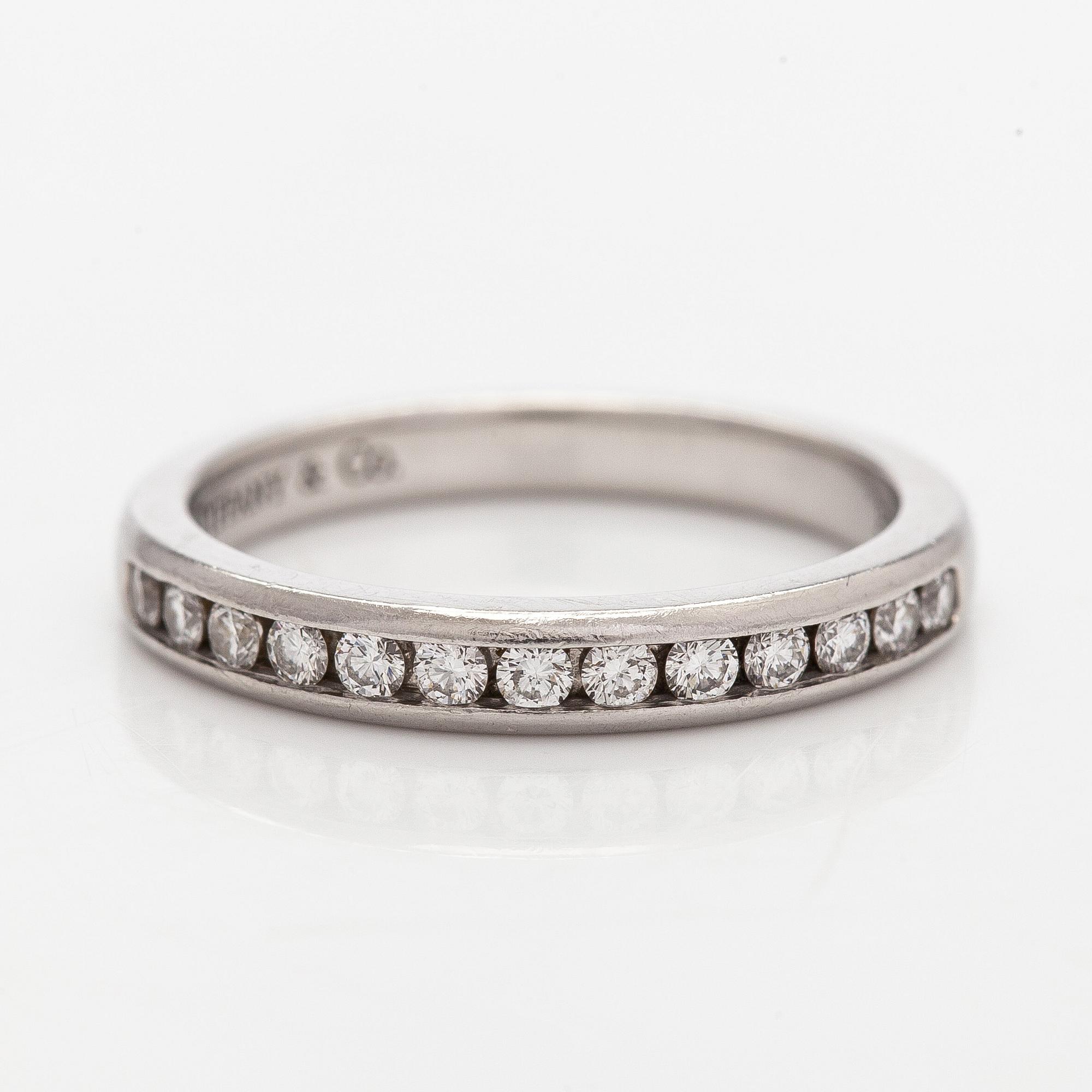 Tiffany & Co, sormus, "Tiffany Setting", platinaa ja briljanttihiottuja timantteja.