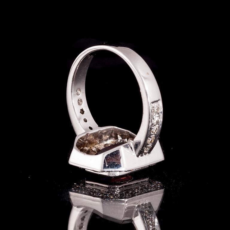 RING, 18K vitguld, rosa turmalin, briljantslipade diamanter. Vikt ca 7,0 g.