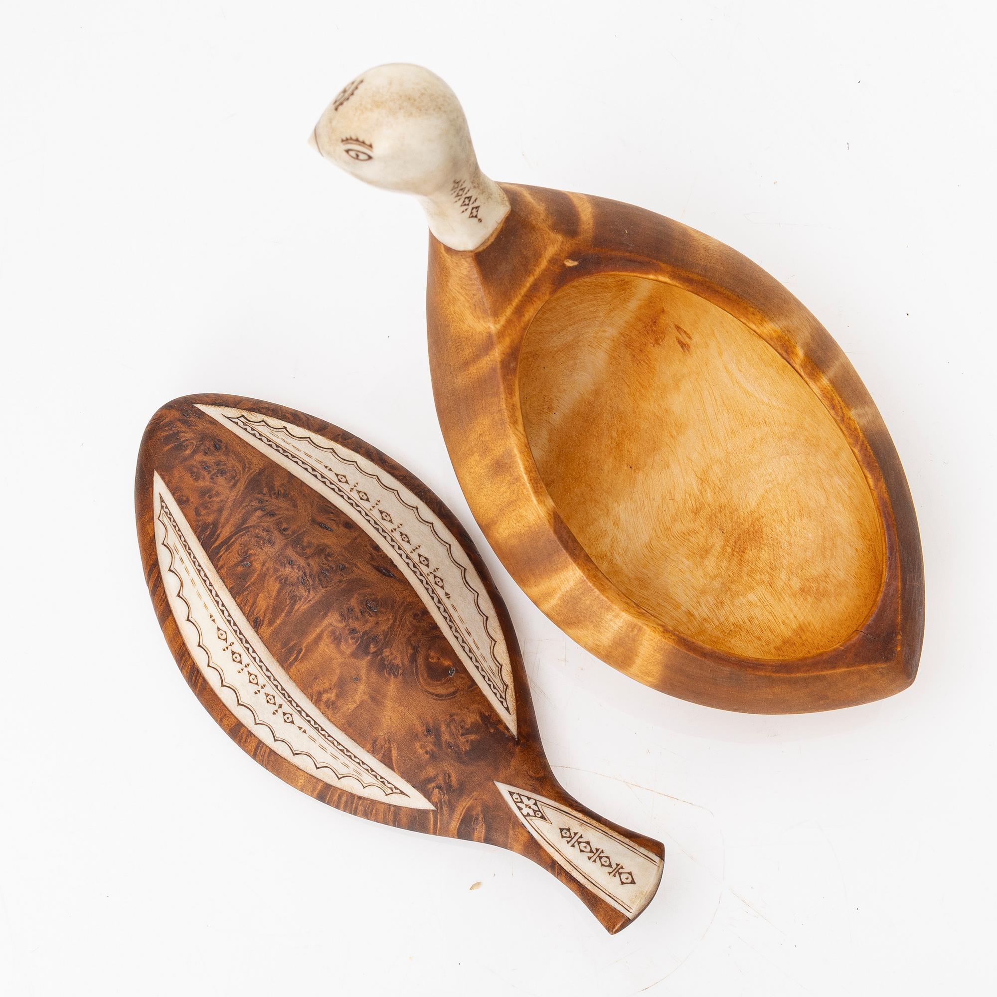 Lars Levi Sunna, Ripa, a box with a lid. signed.