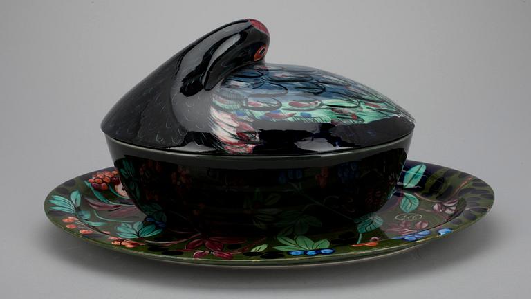 KAROTT samt SERVERINGSFAT, porslin, design Dorrit von Fieandt, signerade, Arabia Pro Arte 1988.