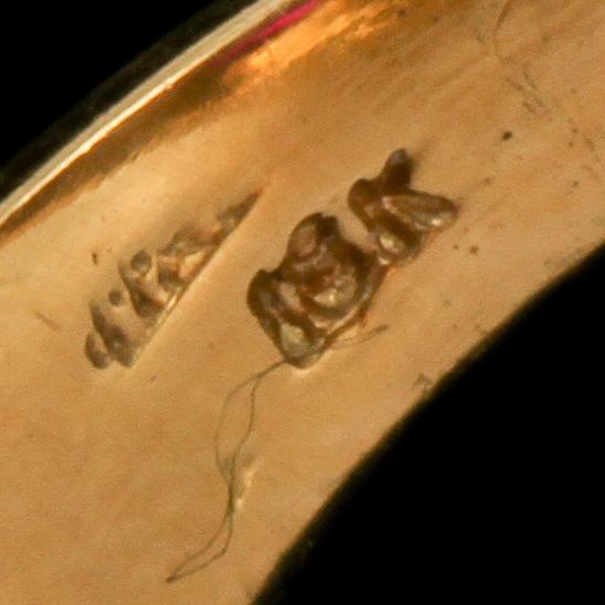 RING, 18k guld med fasettslipade rubiner, blå safirer och smaragder samt baguett och briljantslipade diamanter. Vikt 8 g.