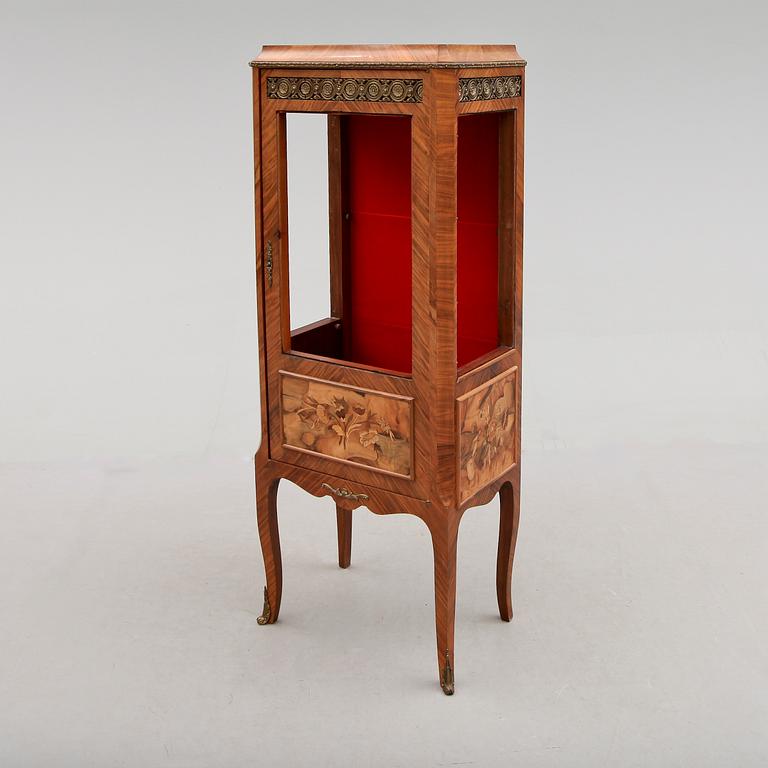 VITRINSKÅP, gustaviansk stil, 1900-talets mitt.