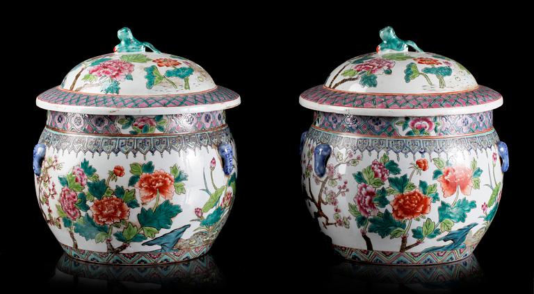 KRUKOR MED LOCK, ett par, porslin, Kina, 1900-tal.