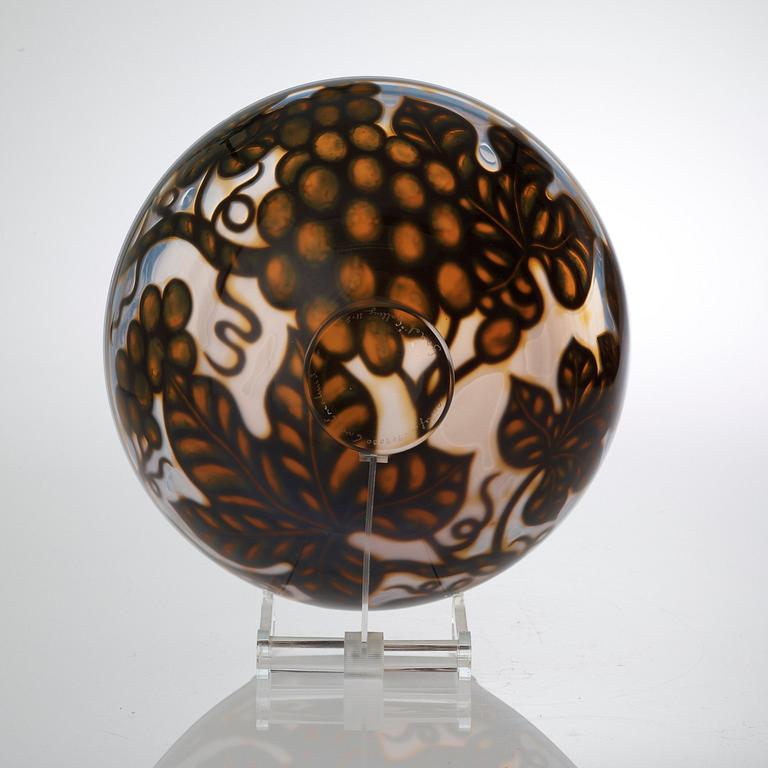 An Eva Englund 'Graal' glass vase, Orrefors 1987.