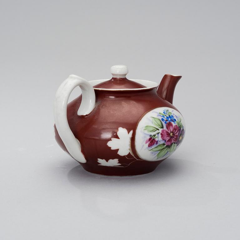 A 1920s porcelain teapot for Gardner, Sovjet Union.