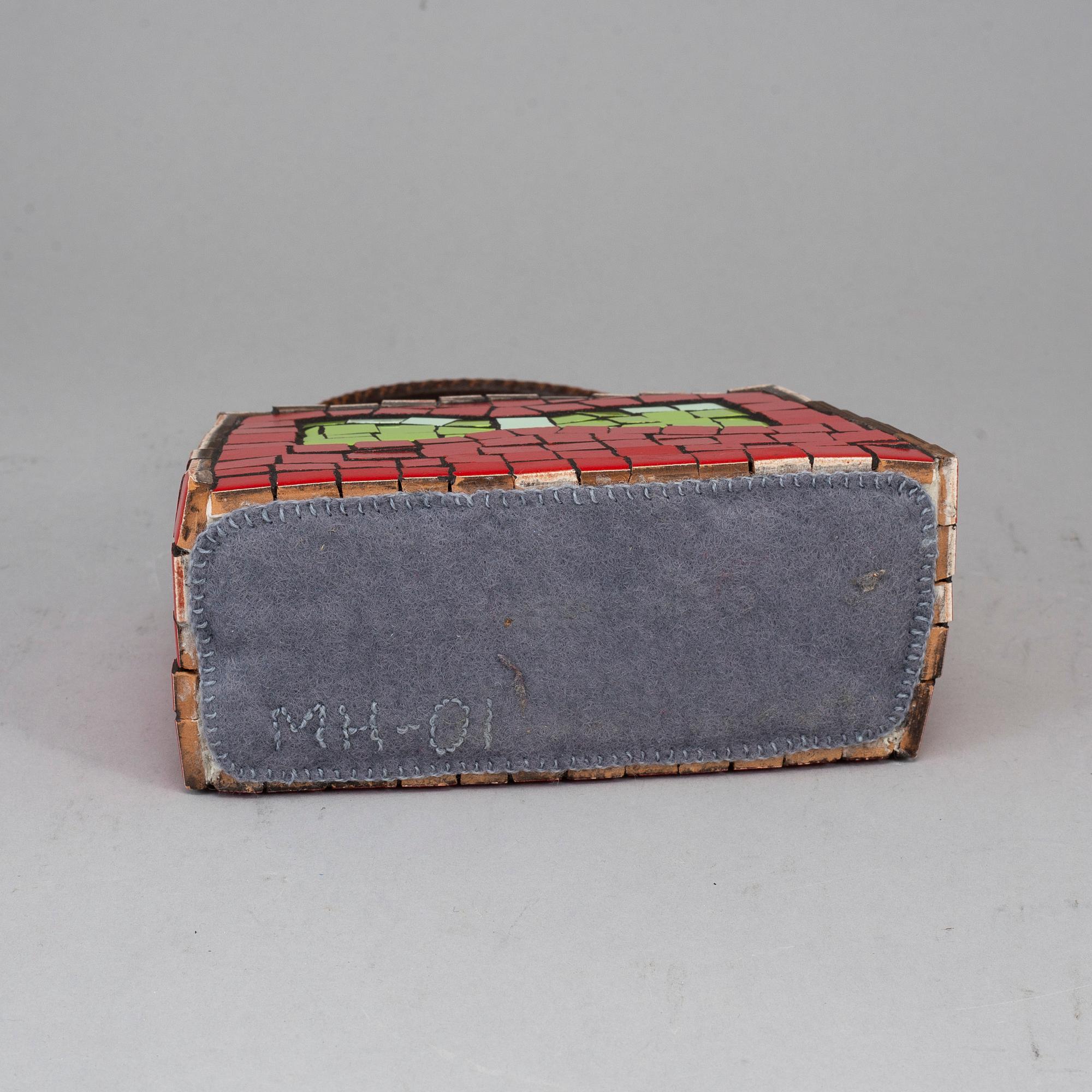 A mosaic sculpture by Marie Hellström.