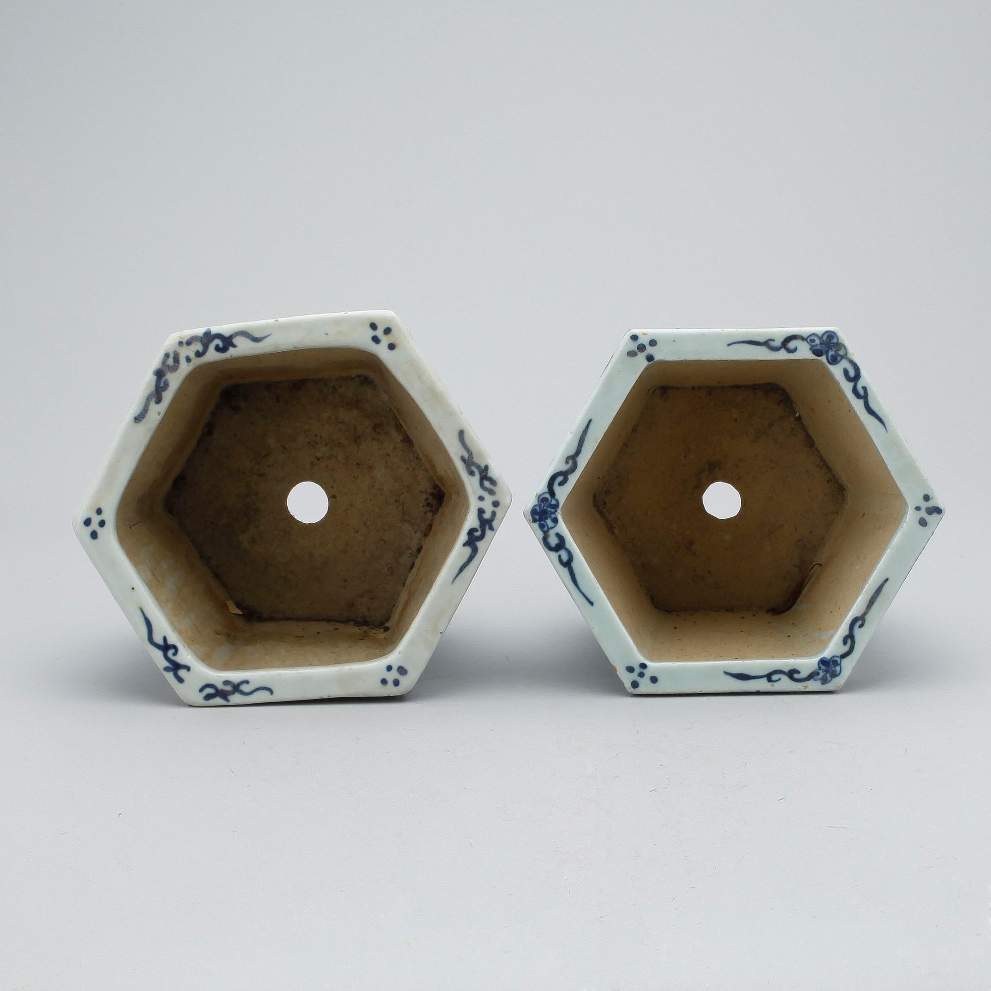 YTTERFODER, 2 st. Porslin, Kina 1900-tal.