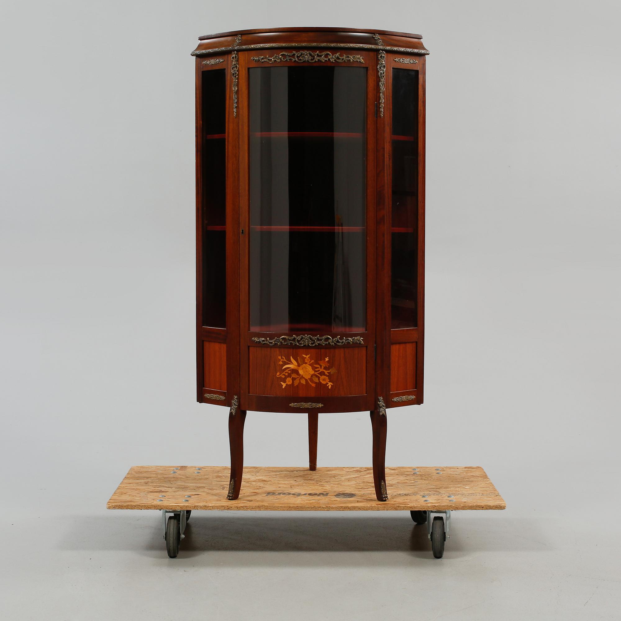 HÖRNVITRINSKÅP, 1900-talets andra hälft.