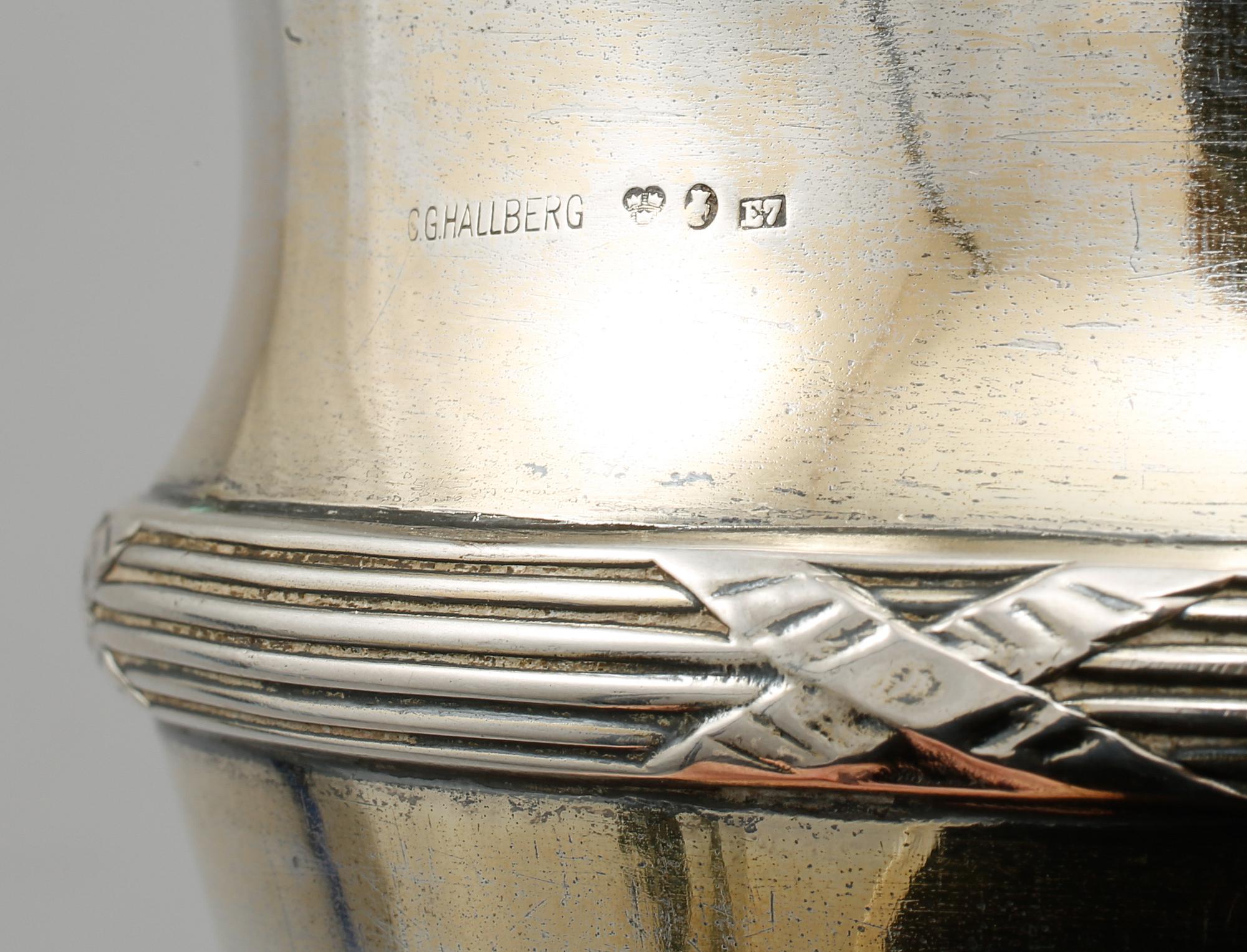 POKALER, 2 st snarlika, silver, C.G Hallberg, Stockholm, 1906 och 1907. Vikt 915 g.