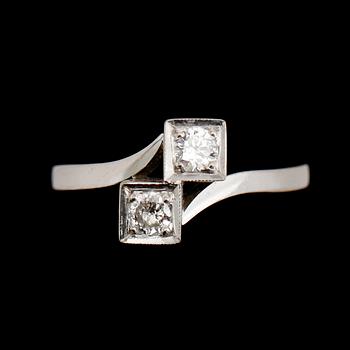 RING, 18 k vitguld, svenska stämplar 1964, med 2 briljanter.