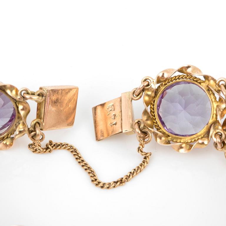 ARMBAND med fasetterade syntetiska färgförändring safirer.