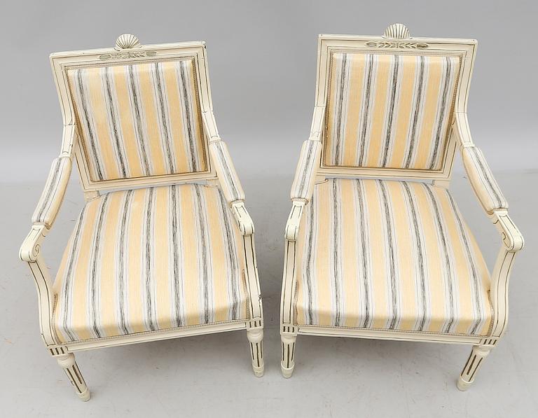 KARMSTOLAR, 2 st, gustaviansk stil, 1800-talets första hälft respektive 1900-talets första hälft.