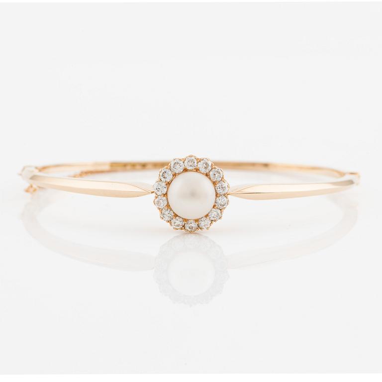 Bangle 18K gold with a bouton-shaped cultured pearl and old-cut diamonds.