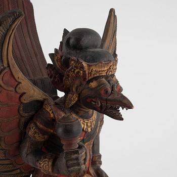 Skulptur föreställande Garuda, bemålat och förgyllt trä. Sydostasien, tidigt 1900-tal.