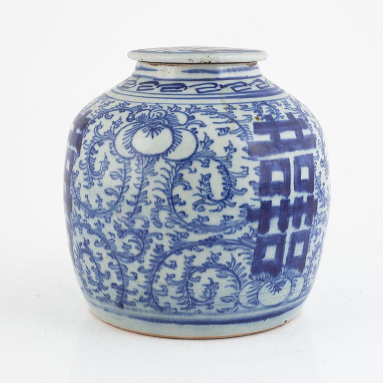 A porcelain ginger jar, China, late Qing dynasty, circa 1900.