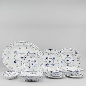 SERVISDELAR, 55 st, porslin, "Musselmalet", Royal Copenhagen, 1900-talets andra hälft.