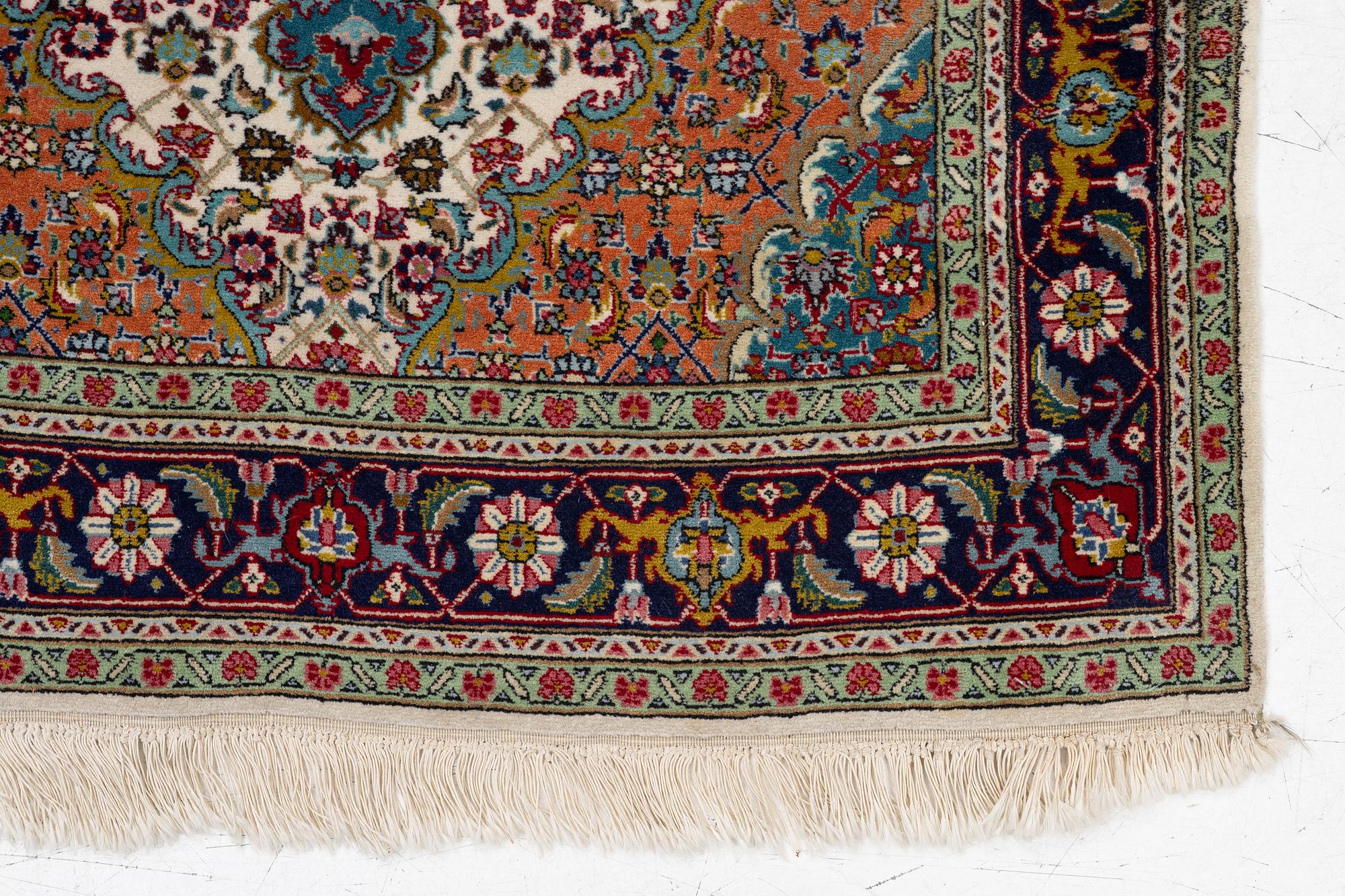 Carpet, Tabriz. ca 168 x 96 cm.